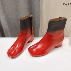 高版本出厂 Maison Margiela MM6马吉拉F055 26ss秋冬季新款分趾靴高跟短靴 MM6这款短靴设 高版本出厂 Maison Margiela MM6马吉拉F055 26ss秋冬季新款分趾靴高跟短靴 MM6这款短靴设