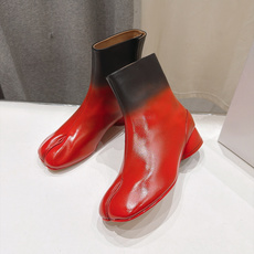 高版本出厂 Maison Margiela MM6马吉拉F055 26ss秋冬季新款分趾靴高跟短靴 MM6这款短靴设 高版本出厂 Maison Margiela MM6马吉拉F055 26ss秋冬季新款分趾靴高跟短靴 MM6这款短靴设