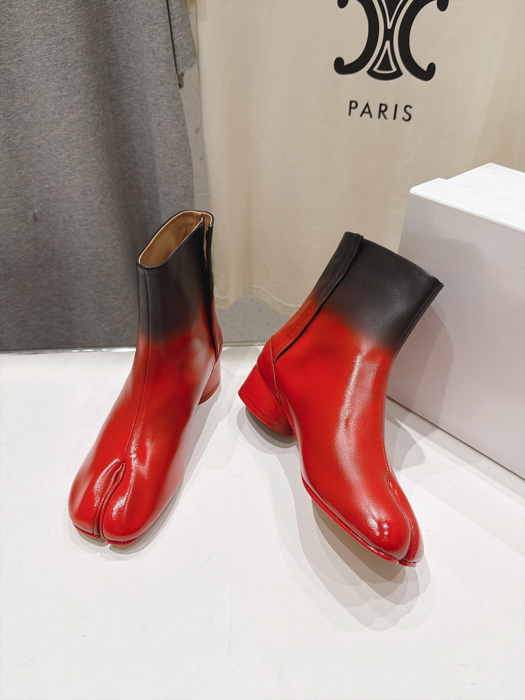 高版本出厂 Maison Margiela MM6马吉拉F055 26ss秋冬季新款分趾靴高跟短靴 MM6这款短靴设 高版本出厂 Maison Margiela MM6马吉拉F055 26ss秋冬季新款分趾靴高跟短靴 MM6这款短靴设