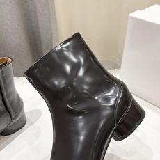 高版本出厂 Maison Margiela MM6马吉拉F055 26ss秋冬季新款分趾靴高跟短靴 MM6这款短靴设 高版本出厂 Maison Margiela MM6马吉拉F055 26ss秋冬季新款分趾靴高跟短靴 MM6这款短靴设