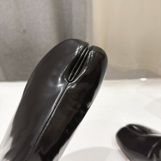 高版本出厂 Maison Margiela MM6马吉拉F055 26ss秋冬季新款分趾靴高跟短靴 MM6这款短靴设 高版本出厂 Maison Margiela MM6马吉拉F055 26ss秋冬季新款分趾靴高跟短靴 MM6这款短靴设
