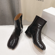 高版本出厂 Maison Margiela MM6马吉拉F055 26ss秋冬季新款分趾靴高跟短靴 MM6这款短靴设 高版本出厂 Maison Margiela MM6马吉拉F055 26ss秋冬季新款分趾靴高跟短靴 MM6这款短靴设