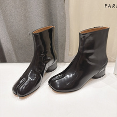 高版本出厂 Maison Margiela MM6马吉拉F055 26ss秋冬季新款分趾靴高跟短靴 MM6这款短靴设 高版本出厂 Maison Margiela MM6马吉拉F055 26ss秋冬季新款分趾靴高跟短靴 MM6这款短靴设
