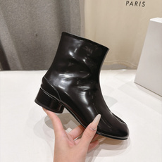 高版本出厂 Maison Margiela MM6马吉拉F055 26ss秋冬季新款分趾靴高跟短靴 MM6这款短靴设 高版本出厂 Maison Margiela MM6马吉拉F055 26ss秋冬季新款分趾靴高跟短靴 MM6这款短靴设
