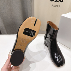 高版本出厂 Maison Margiela MM6马吉拉F055 26ss秋冬季新款分趾靴高跟短靴 MM6这款短靴设 高版本出厂 Maison Margiela MM6马吉拉F055 26ss秋冬季新款分趾靴高跟短靴 MM6这款短靴设
