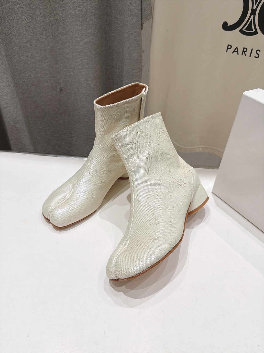 高版本出厂   Maison Margiela MM6马吉拉F055 26ss秋冬季新款分趾靴高跟短靴 MM6这款短靴设