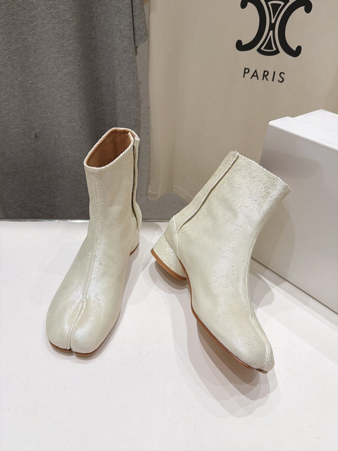 高版本出厂   Maison Margiela MM6马吉拉F055 26ss秋冬季新款分趾靴高跟短靴 MM6这款短靴设
