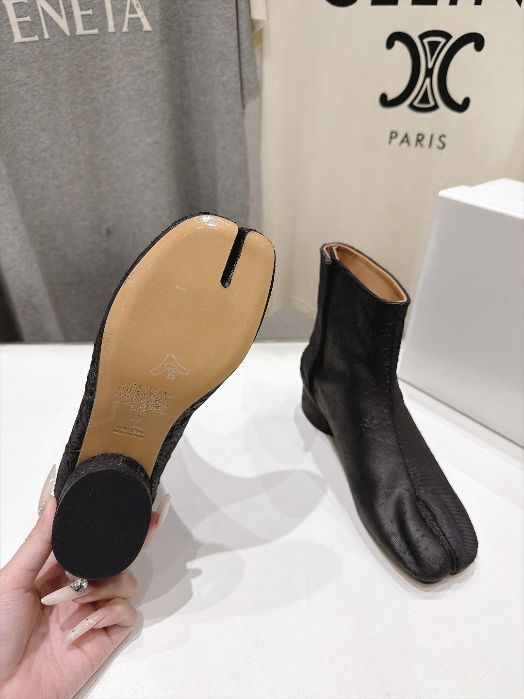 高版本出厂   Maison Margiela MM6马吉拉F055 26ss秋冬季新款分趾靴高跟短靴 MM6这款短靴设