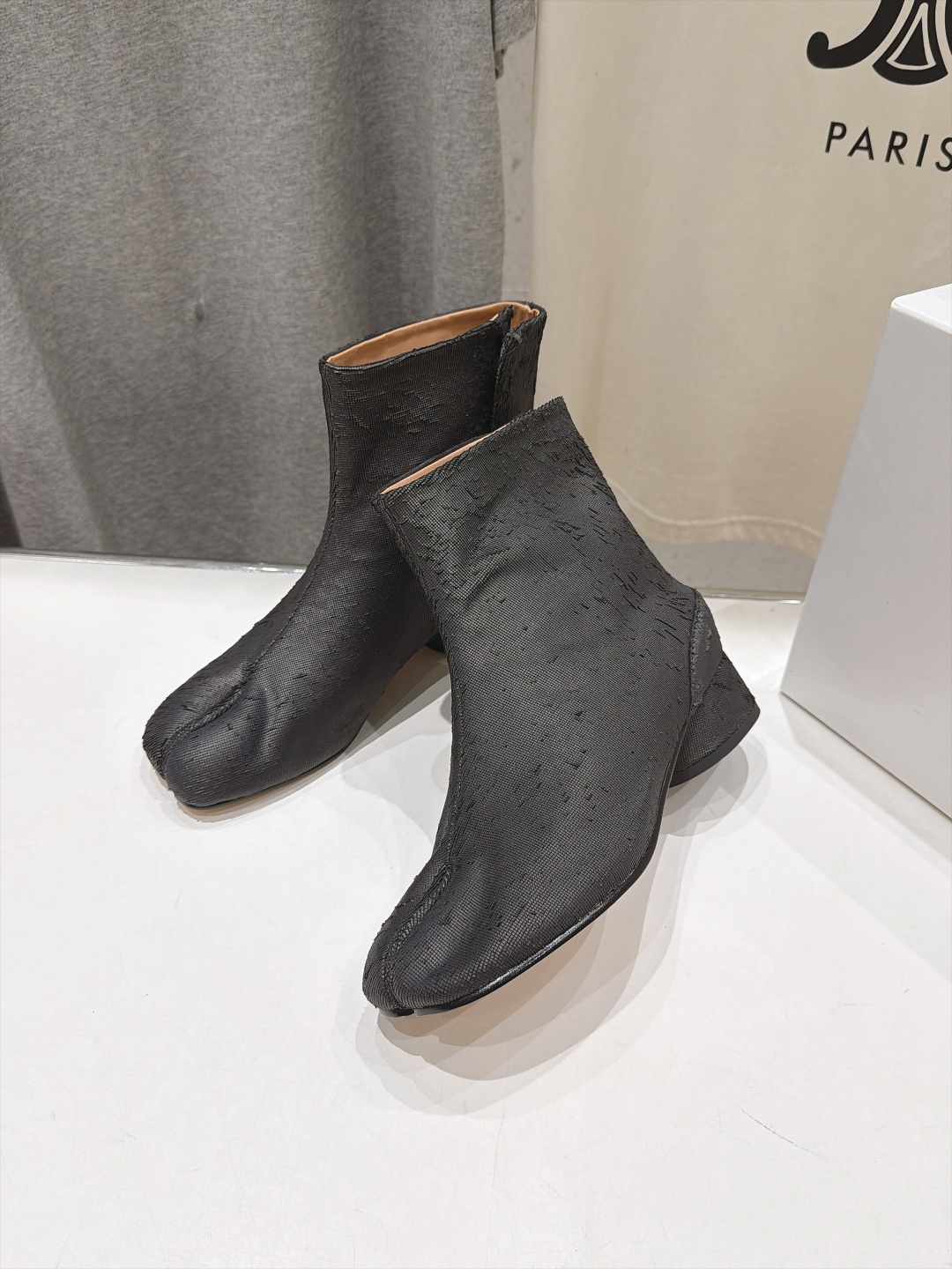 高版本出厂   Maison Margiela MM6马吉拉F055 26ss秋冬季新款分趾靴高跟短靴 MM6这款短靴设