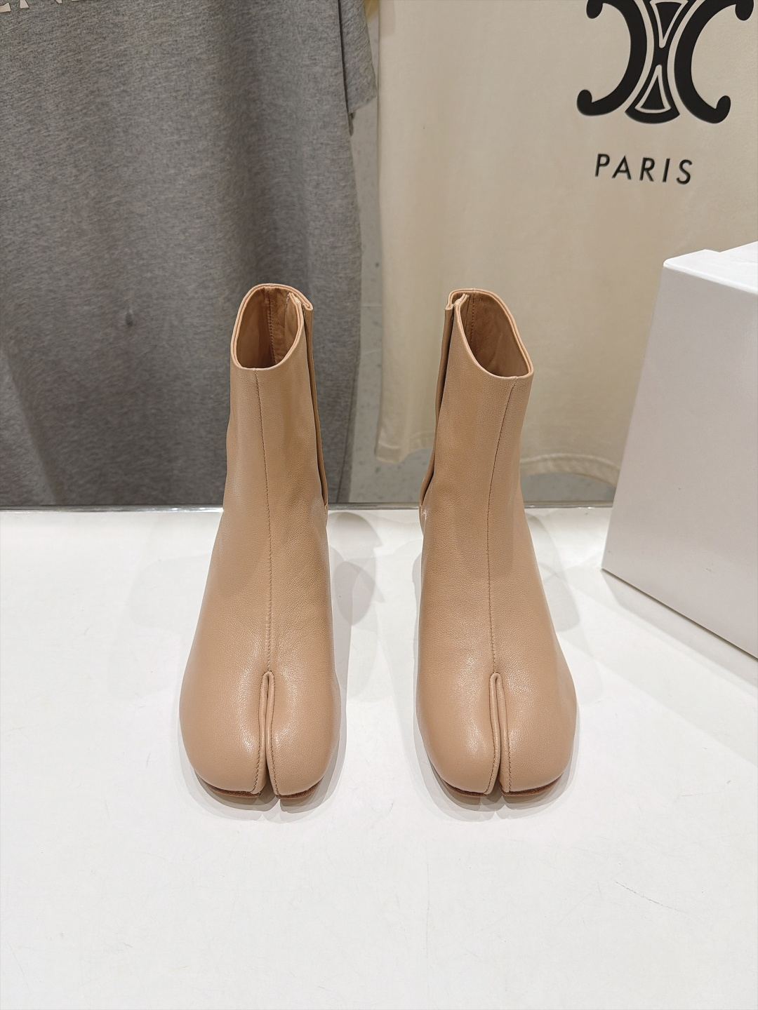高版本出厂   Maison Margiela MM6马吉拉F055 26ss秋冬季新款分趾靴高跟短靴 MM6这款短靴设