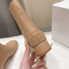 高版本出厂 Maison Margiela MM6马吉拉F055 26ss秋冬季新款分趾靴高跟短靴 MM6这款短靴设 高版本出厂 Maison Margiela MM6马吉拉F055 26ss秋冬季新款分趾靴高跟短靴 MM6这款短靴设