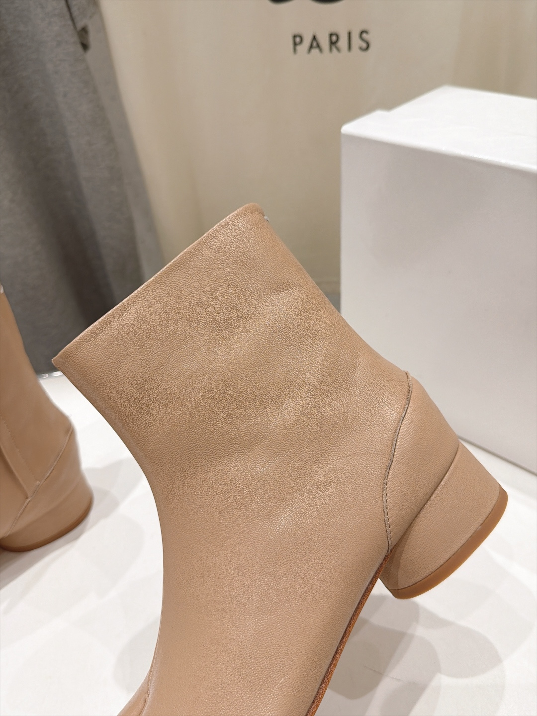 高版本出厂 Maison Margiela MM6马吉拉F055 26ss秋冬季新款分趾靴高跟短靴 MM6这款短靴设 高版本出厂 Maison Margiela MM6马吉拉F055 26ss秋冬季新款分趾靴高跟短靴 MM6这款短靴设