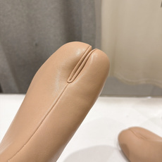 高版本出厂 Maison Margiela MM6马吉拉F055 26ss秋冬季新款分趾靴高跟短靴 MM6这款短靴设 高版本出厂 Maison Margiela MM6马吉拉F055 26ss秋冬季新款分趾靴高跟短靴 MM6这款短靴设