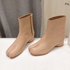 高版本出厂 Maison Margiela MM6马吉拉F055 26ss秋冬季新款分趾靴高跟短靴 MM6这款短靴设 高版本出厂 Maison Margiela MM6马吉拉F055 26ss秋冬季新款分趾靴高跟短靴 MM6这款短靴设