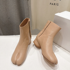 高版本出厂 Maison Margiela MM6马吉拉F055 26ss秋冬季新款分趾靴高跟短靴 MM6这款短靴设 高版本出厂 Maison Margiela MM6马吉拉F055 26ss秋冬季新款分趾靴高跟短靴 MM6这款短靴设