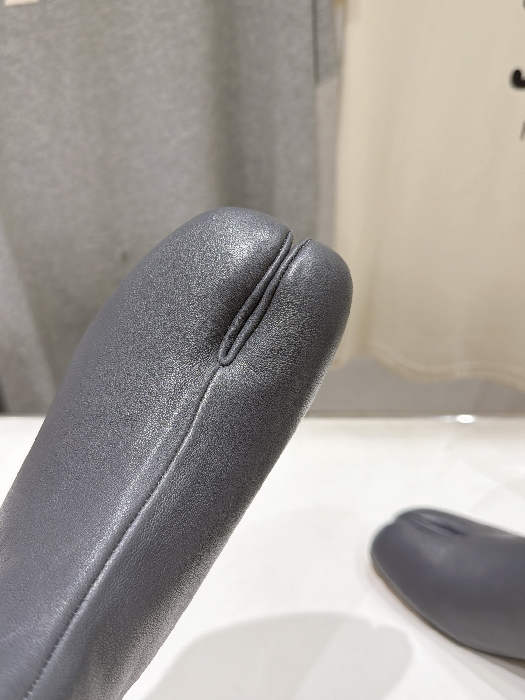高版本出厂 Maison Margiela MM6马吉拉F055 26ss秋冬季新款分趾靴高跟短靴 MM6这款短靴设 高版本出厂 Maison Margiela MM6马吉拉F055 26ss秋冬季新款分趾靴高跟短靴 MM6这款短靴设