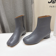 高版本出厂 Maison Margiela MM6马吉拉F055 26ss秋冬季新款分趾靴高跟短靴 MM6这款短靴设 高版本出厂 Maison Margiela MM6马吉拉F055 26ss秋冬季新款分趾靴高跟短靴 MM6这款短靴设