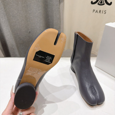 高版本出厂 Maison Margiela MM6马吉拉F055 26ss秋冬季新款分趾靴高跟短靴 MM6这款短靴设 高版本出厂 Maison Margiela MM6马吉拉F055 26ss秋冬季新款分趾靴高跟短靴 MM6这款短靴设