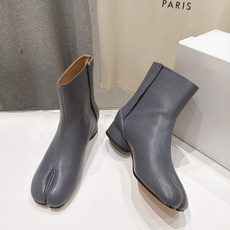 高版本出厂 Maison Margiela MM6马吉拉F055 26ss秋冬季新款分趾靴高跟短靴 MM6这款短靴设 高版本出厂 Maison Margiela MM6马吉拉F055 26ss秋冬季新款分趾靴高跟短靴 MM6这款短靴设