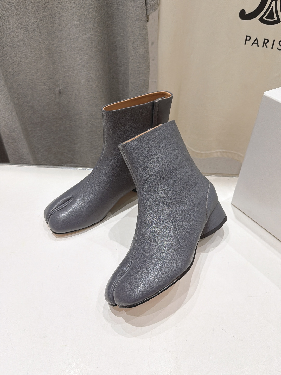 高版本出厂 Maison Margiela MM6马吉拉F055 26ss秋冬季新款分趾靴高跟短靴 MM6这款短靴设 高版本出厂 Maison Margiela MM6马吉拉F055 26ss秋冬季新款分趾靴高跟短靴 MM6这款短靴设