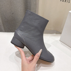 高版本出厂 Maison Margiela MM6马吉拉F055 26ss秋冬季新款分趾靴高跟短靴 MM6这款短靴设 高版本出厂 Maison Margiela MM6马吉拉F055 26ss秋冬季新款分趾靴高跟短靴 MM6这款短靴设