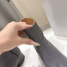 高版本出厂 Maison Margiela MM6马吉拉F055 26ss秋冬季新款分趾靴高跟短靴 MM6这款短靴设 高版本出厂 Maison Margiela MM6马吉拉F055 26ss秋冬季新款分趾靴高跟短靴 MM6这款短靴设