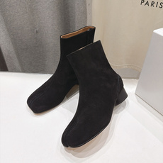 高版本出厂 Maison Margiela MM6马吉拉F055 26ss秋冬季新款分趾靴高跟短靴 MM6这款短靴设 高版本出厂 Maison Margiela MM6马吉拉F055 26ss秋冬季新款分趾靴高跟短靴 MM6这款短靴设
