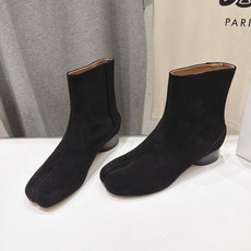高版本出厂 Maison Margiela MM6马吉拉F055 26ss秋冬季新款分趾靴高跟短靴 MM6这款短靴设 高版本出厂 Maison Margiela MM6马吉拉F055 26ss秋冬季新款分趾靴高跟短靴 MM6这款短靴设