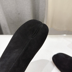 高版本出厂 Maison Margiela MM6马吉拉F055 26ss秋冬季新款分趾靴高跟短靴 MM6这款短靴设 高版本出厂 Maison Margiela MM6马吉拉F055 26ss秋冬季新款分趾靴高跟短靴 MM6这款短靴设