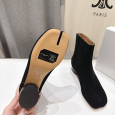 高版本出厂 Maison Margiela MM6马吉拉F055 26ss秋冬季新款分趾靴高跟短靴 MM6这款短靴设 高版本出厂 Maison Margiela MM6马吉拉F055 26ss秋冬季新款分趾靴高跟短靴 MM6这款短靴设