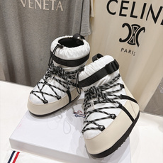 高版本出厂 Moncler x Moon Boot 2026冬季 蒙口/月亮靴联名最新款厚底保暖绑带短靴雪地靴 奢华与 高版本出厂 Moncler x Moon Boot 2026冬季 蒙口/月亮靴联名最新款厚底保暖绑带短靴雪地靴 奢华与