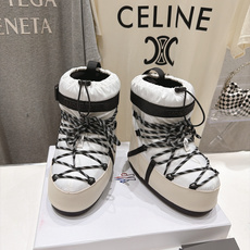 高版本出厂 Moncler x Moon Boot 2026冬季 蒙口/月亮靴联名最新款厚底保暖绑带短靴雪地靴 奢华与 高版本出厂 Moncler x Moon Boot 2026冬季 蒙口/月亮靴联名最新款厚底保暖绑带短靴雪地靴 奢华与