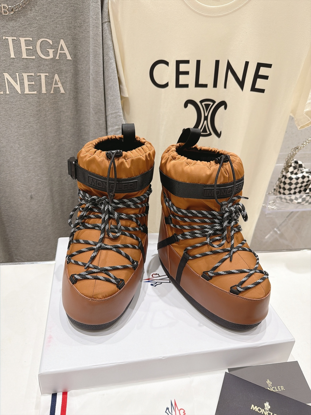 高版本出厂  Moncler x Moon Boot 2026冬季 蒙口/月亮靴联名最新款厚底保暖绑带短靴雪地靴 奢华与