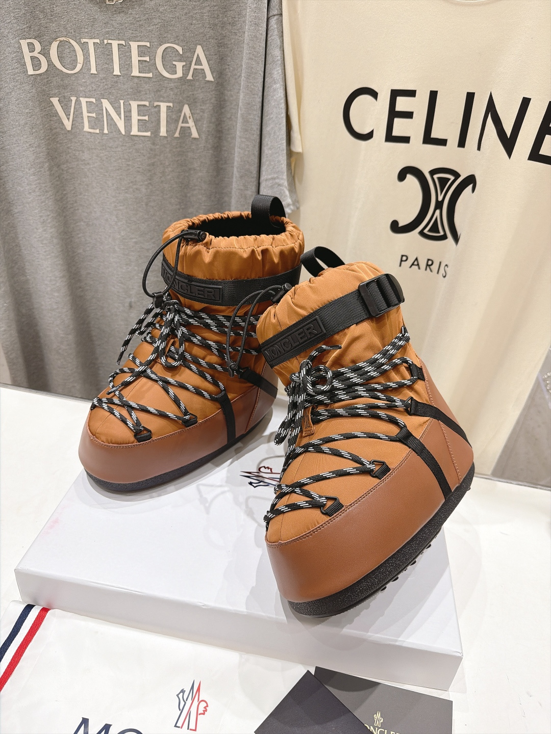 高版本出厂  Moncler x Moon Boot 2026冬季 蒙口/月亮靴联名最新款厚底保暖绑带短靴雪地靴 奢华与