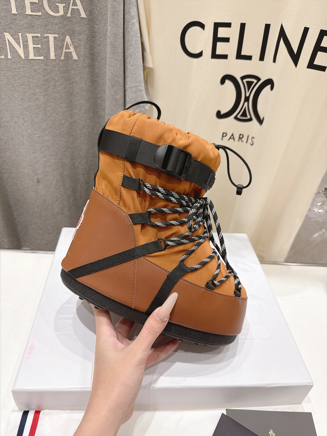 高版本出厂  Moncler x Moon Boot 2026冬季 蒙口/月亮靴联名最新款厚底保暖绑带短靴雪地靴 奢华与