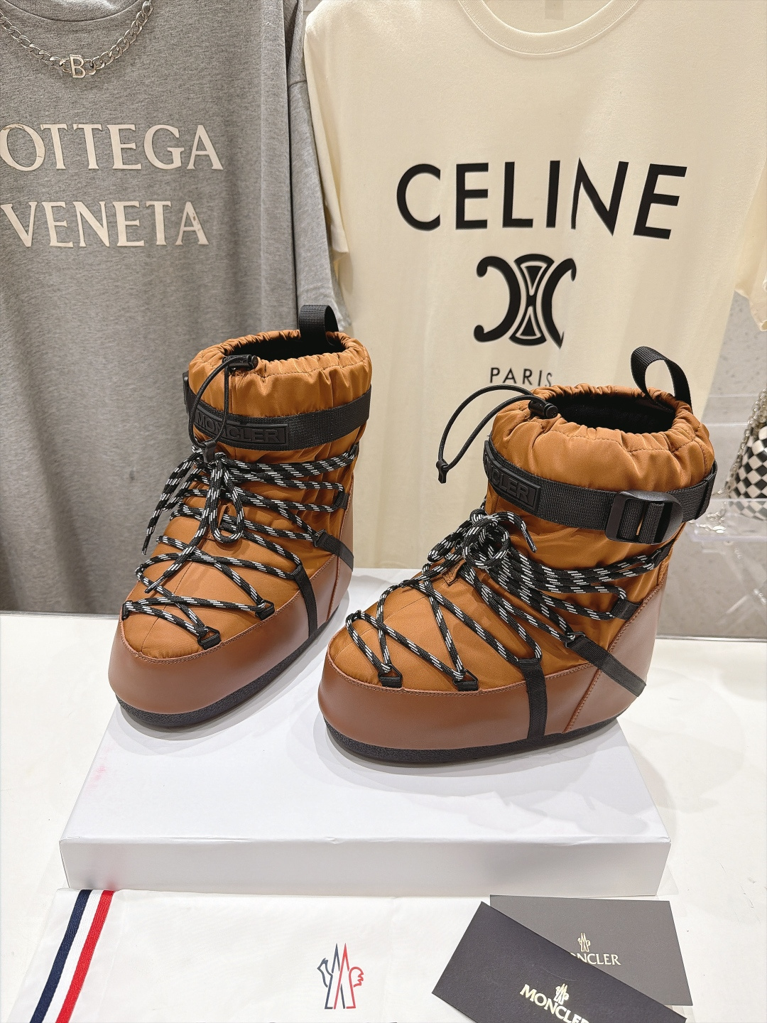 高版本出厂  Moncler x Moon Boot 2026冬季 蒙口/月亮靴联名最新款厚底保暖绑带短靴雪地靴 奢华与