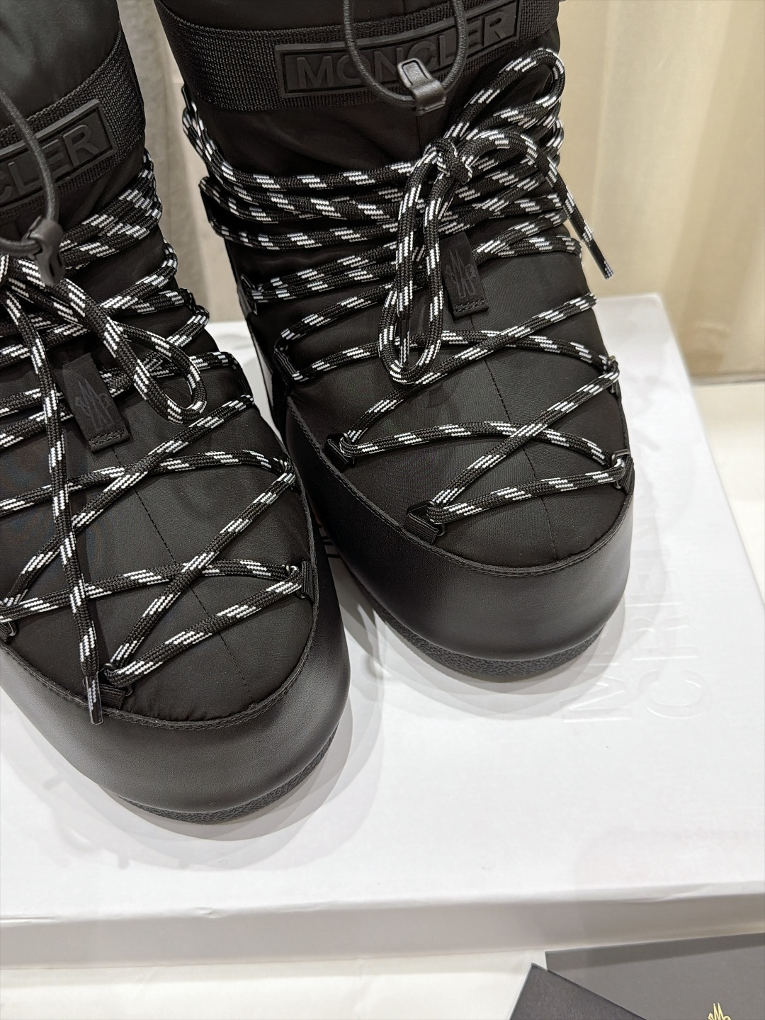 高版本出厂  Moncler x Moon Boot 2026冬季 蒙口/月亮靴联名最新款厚底保暖绑带短靴雪地靴 奢华与