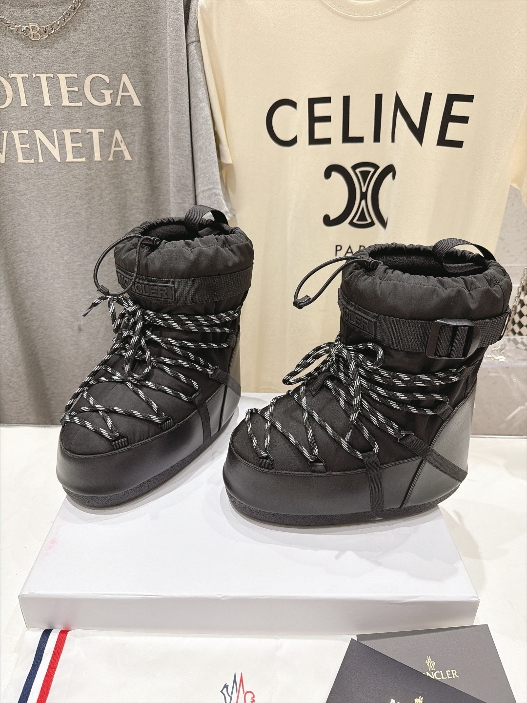 高版本出厂  Moncler x Moon Boot 2026冬季 蒙口/月亮靴联名最新款厚底保暖绑带短靴雪地靴 奢华与