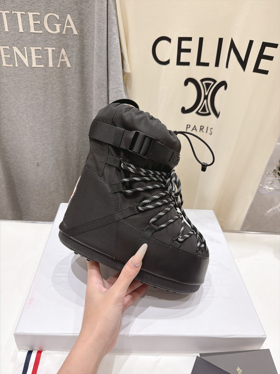 高版本出厂  Moncler x Moon Boot 2026冬季 蒙口/月亮靴联名最新款厚底保暖绑带短靴雪地靴 奢华与