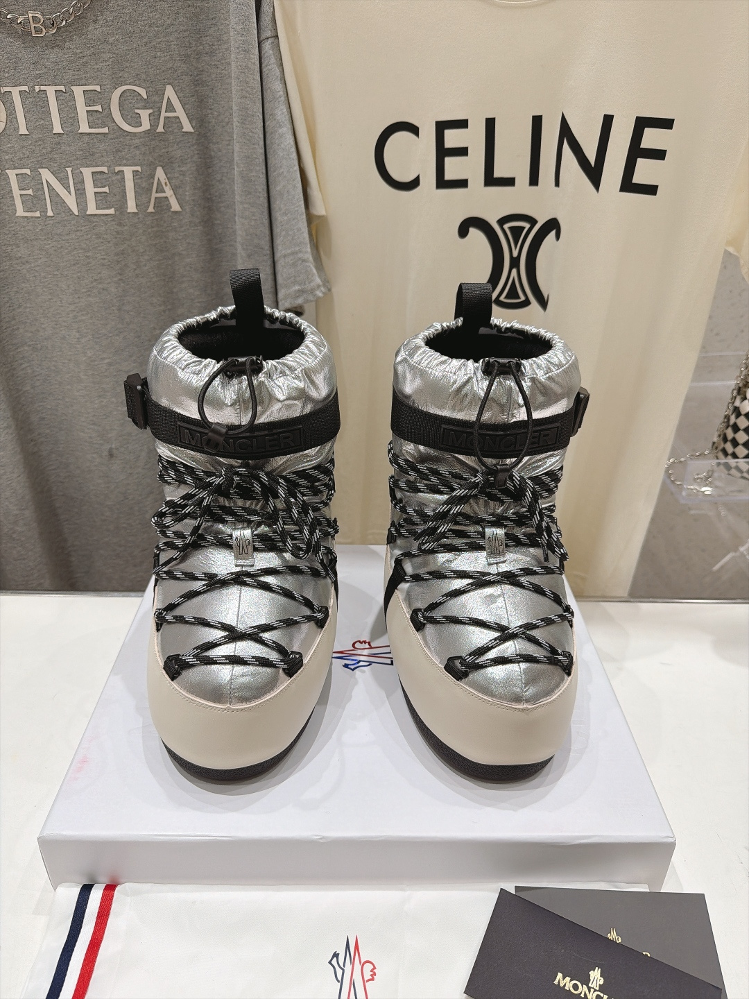 高版本出厂  Moncler x Moon Boot 2026冬季 蒙口/月亮靴联名最新款厚底保暖绑带短靴雪地靴 奢华与