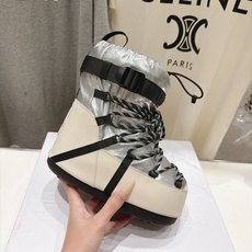 高版本出厂 Moncler x Moon Boot 2026冬季 蒙口/月亮靴联名最新款厚底保暖绑带短靴雪地靴 奢华与 高版本出厂 Moncler x Moon Boot 2026冬季 蒙口/月亮靴联名最新款厚底保暖绑带短靴雪地靴 奢华与