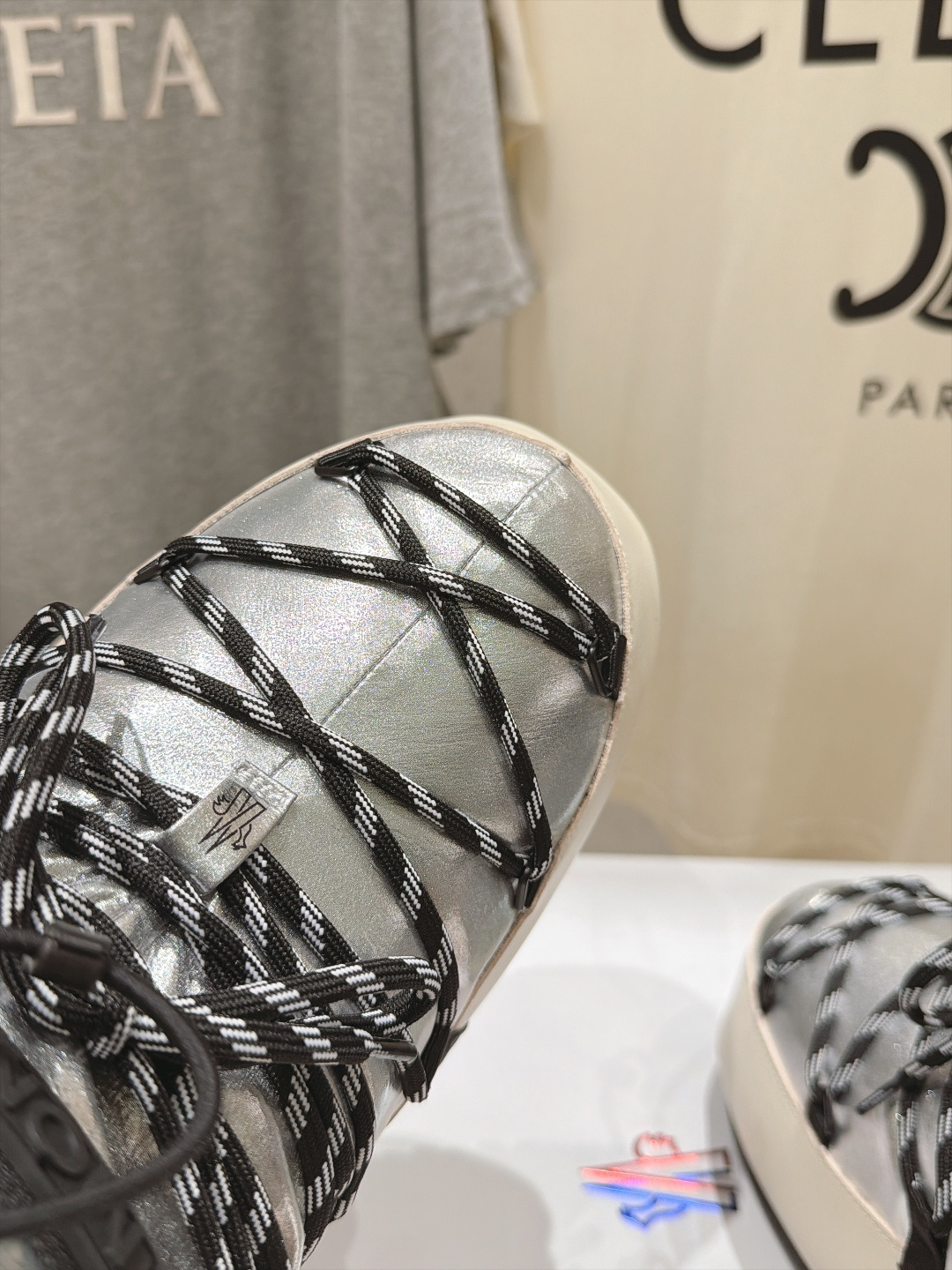 高版本出厂 Moncler x Moon Boot 2026冬季 蒙口/月亮靴联名最新款厚底保暖绑带短靴雪地靴 奢华与 高版本出厂 Moncler x Moon Boot 2026冬季 蒙口/月亮靴联名最新款厚底保暖绑带短靴雪地靴 奢华与