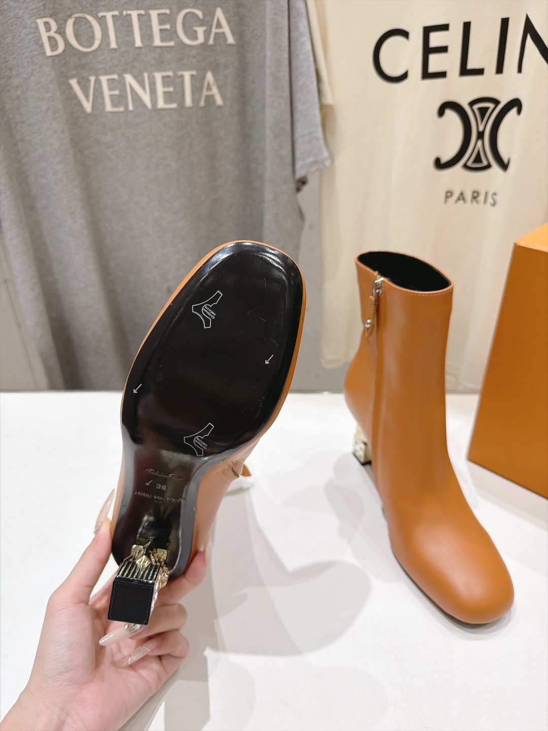 高版本出厂   LOUIS VUITTON  F057 26ss LV驴牌秋冬新款高跟短靴 楦型百搭瘦脚yyds.造型立