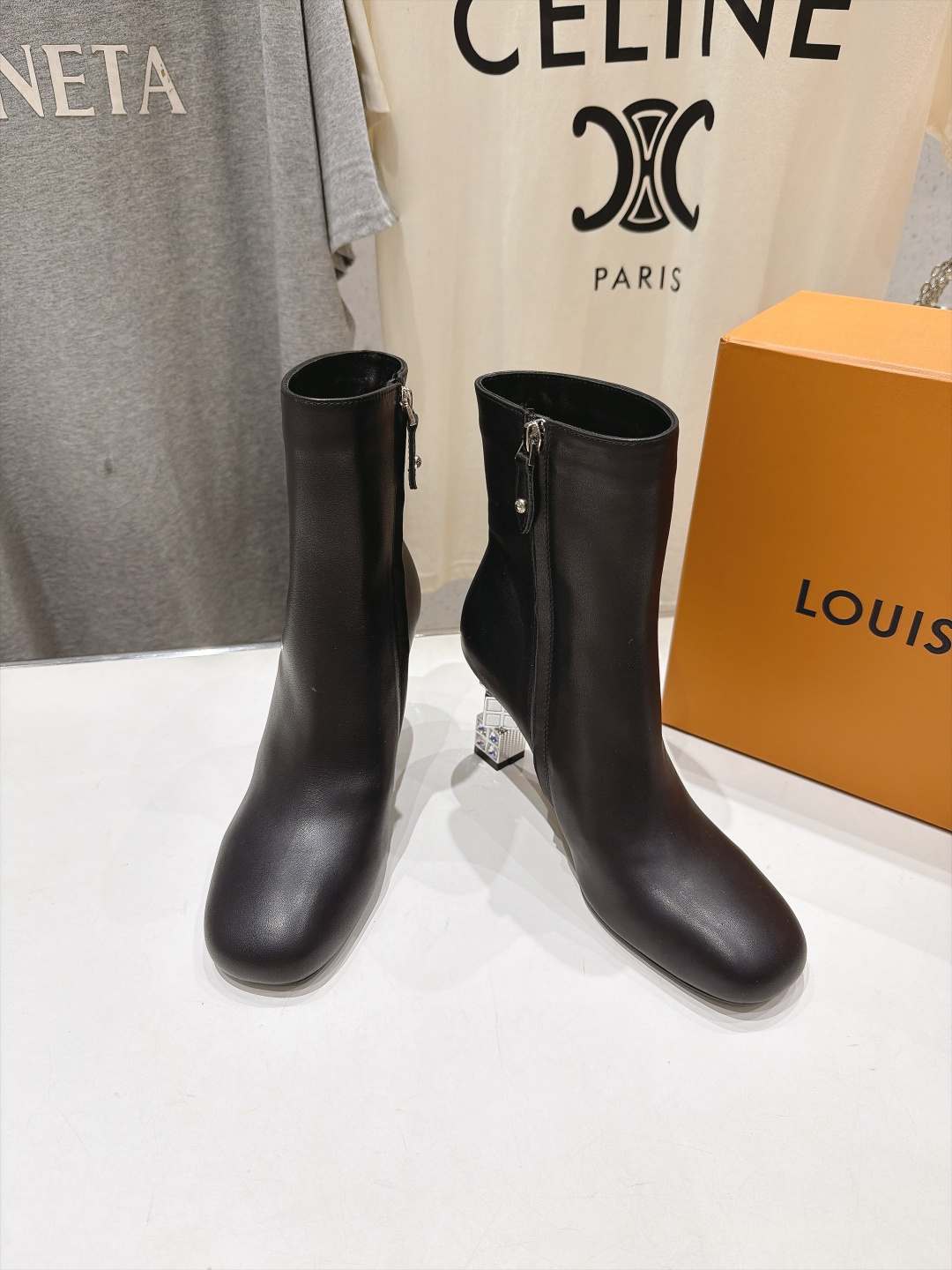 高版本出厂   LOUIS VUITTON  F057 26ss LV驴牌秋冬新款高跟短靴 楦型百搭瘦脚yyds.造型立