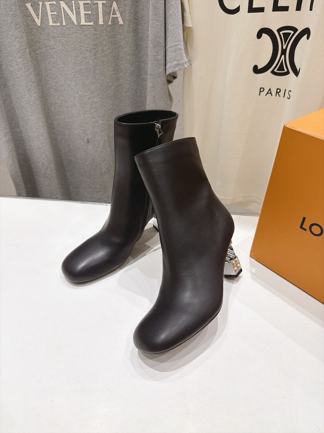 高版本出厂   LOUIS VUITTON  F057 26ss LV驴牌秋冬新款高跟短靴 楦型百搭瘦脚yyds.造型立