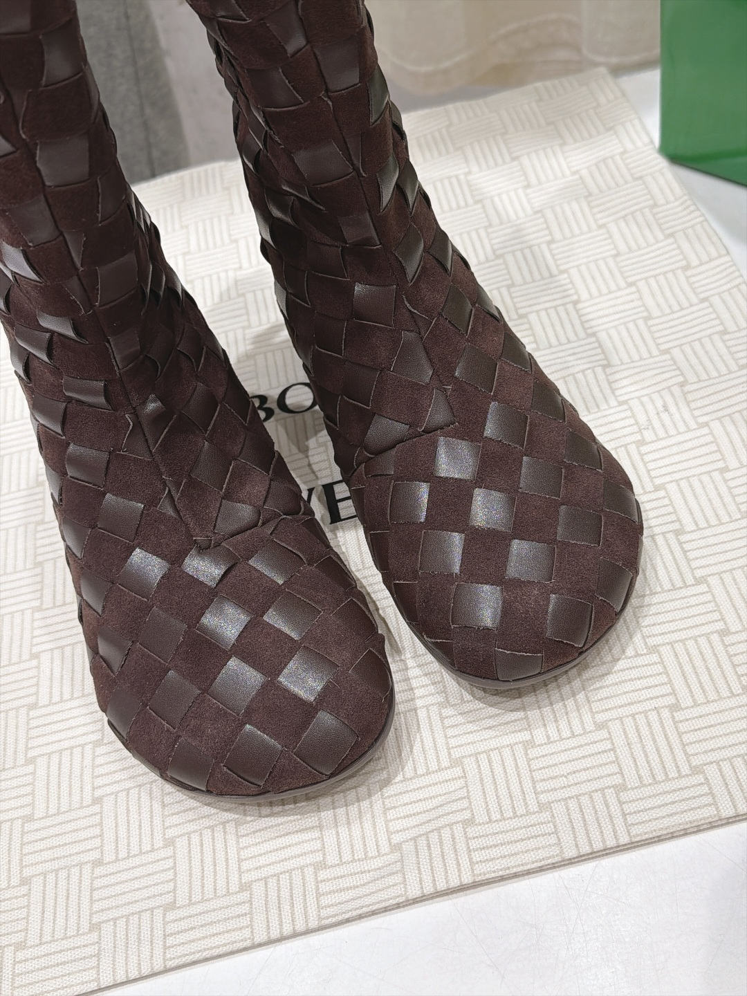 高版本出厂  Bottega Veneta/BV F065 2026ss秋冬新款手工编织 BV Atomic 平底圆跟短