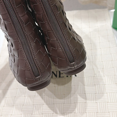 高版本出厂 Bottega Veneta/BV F065 2026ss秋冬新款手工编织 BV Atomic 平底圆跟短 高版本出厂 Bottega Veneta/BV F065 2026ss秋冬新款手工编织 BV Atomic 平底圆跟短