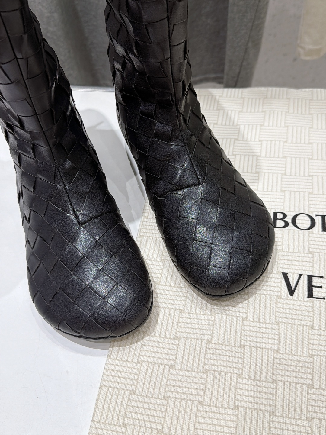 高版本出厂  Bottega Veneta/BV F065 2026ss秋冬新款手工编织 BV Atomic 平底圆跟短
