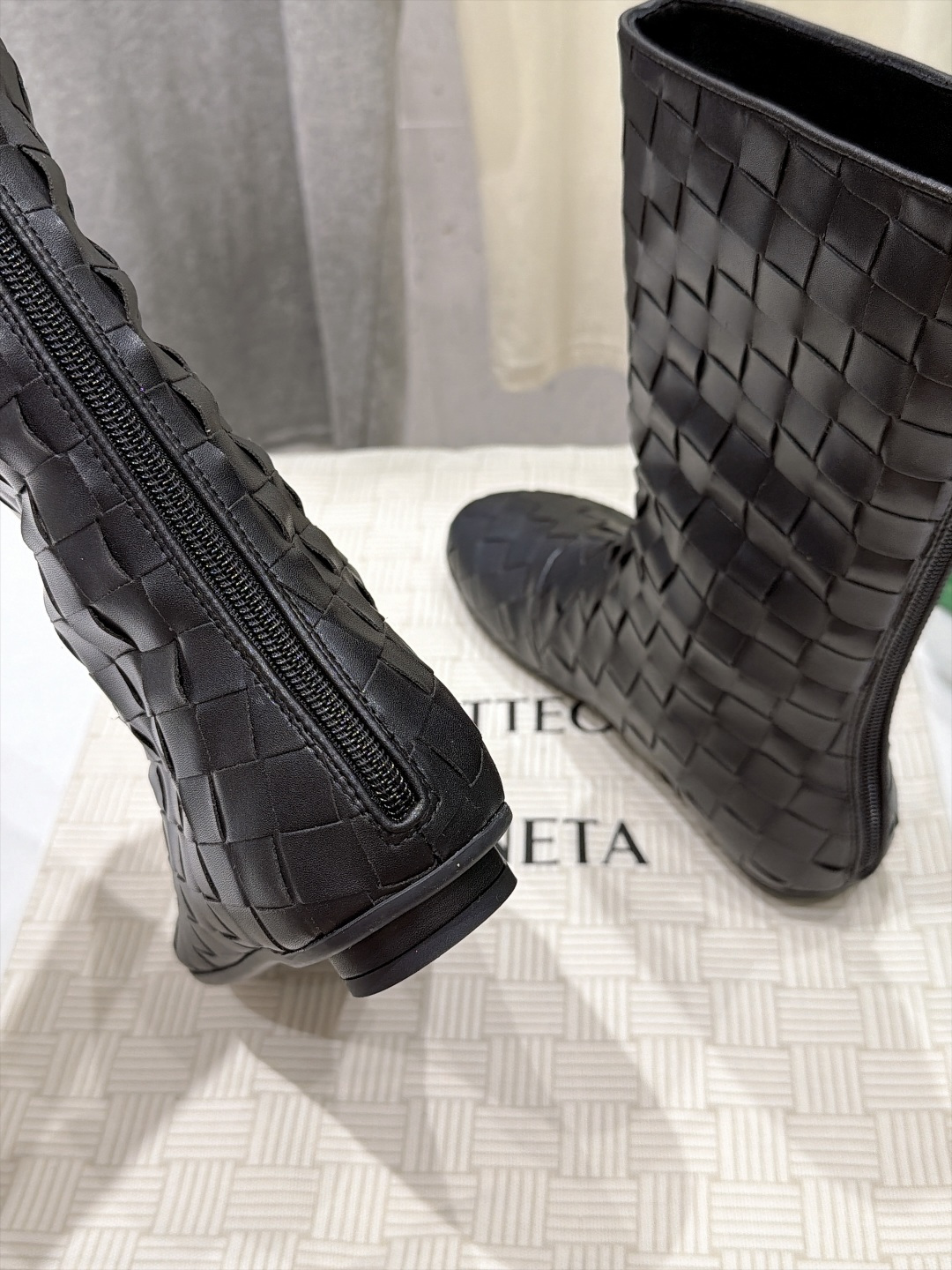 高版本出厂  Bottega Veneta/BV F065 2026ss秋冬新款手工编织 BV Atomic 平底圆跟短