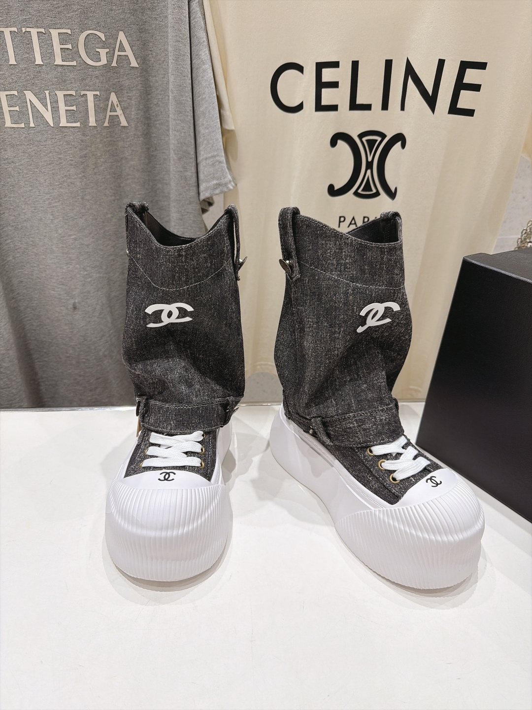 高版本出厂 CHANEL*香奈儿F036 小香爆款牛仔帆布裤管靴休闲鞋~可两穿的靴子,靴筒可拆卸 太有范儿了复古co 高版本出厂 CHANEL*香奈儿F036 小香爆款牛仔帆布裤管靴休闲鞋~可两穿的靴子,靴筒可拆卸 太有范儿了复古co